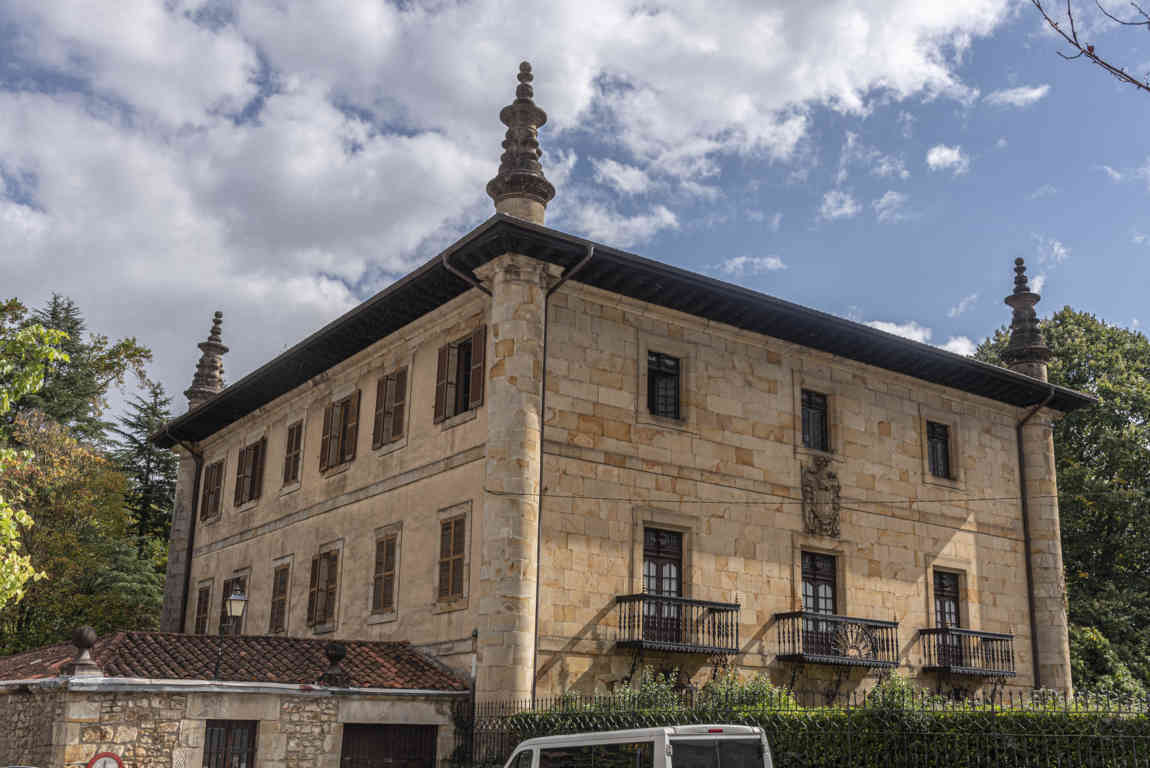 Vizcaya - Elorrio 17 - palacio Urkizu Tola.jpg